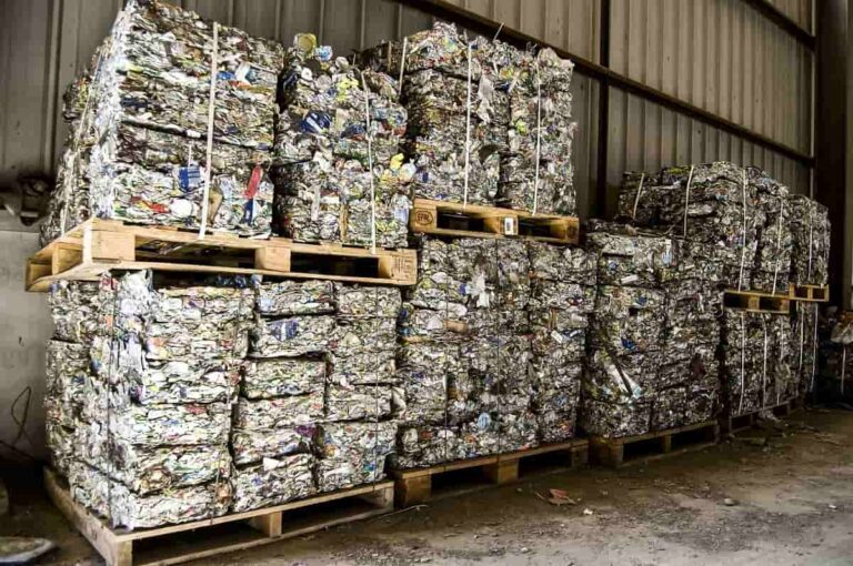 metales reciclados en una fabrica
