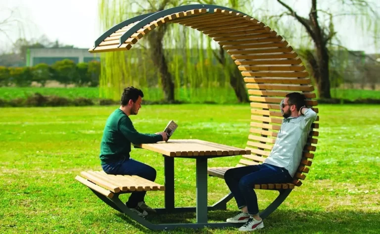 mobiliario urbano moderno en un parque