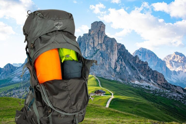 mochila cerrada en la espalda sobre paisaje