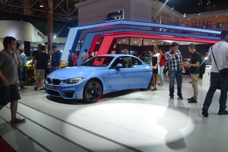 modelos de autos azules en una exhibicion