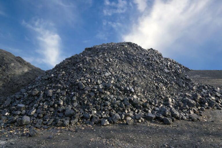 montanas de carbon y petroleo crudo