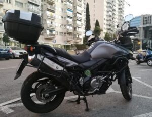 moto con distintivos visibles en el chasis
