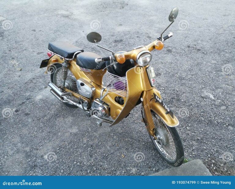 moto con motor modificado en paisaje urbano