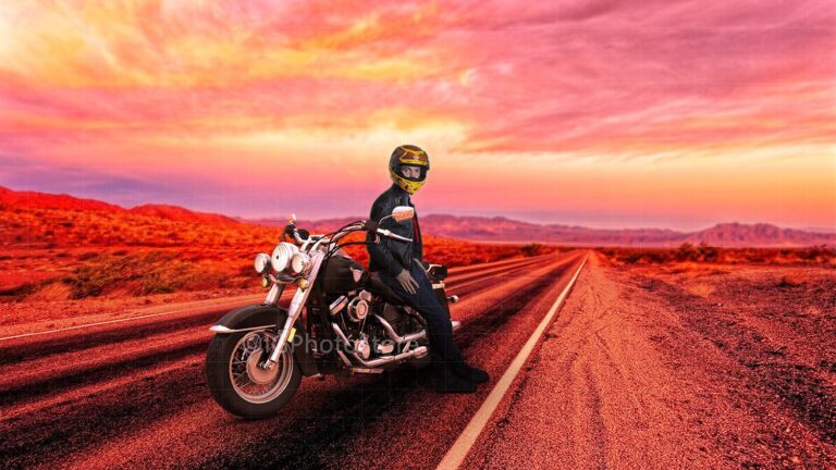 moto en carretera con paisaje de fondo