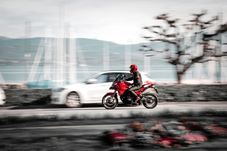 moto en carretera despejada