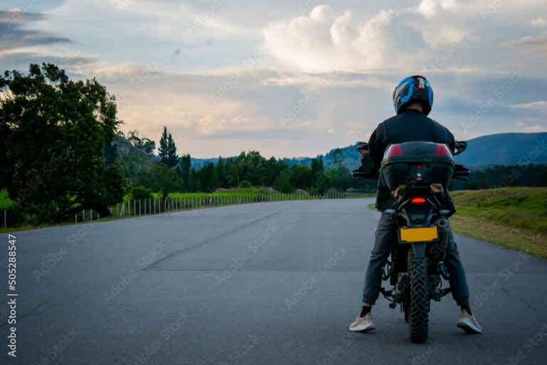 moto en una carretera con paisaje despejado