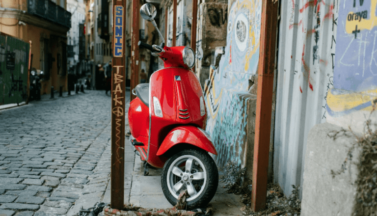 moto estacionada con candado en la ciudad