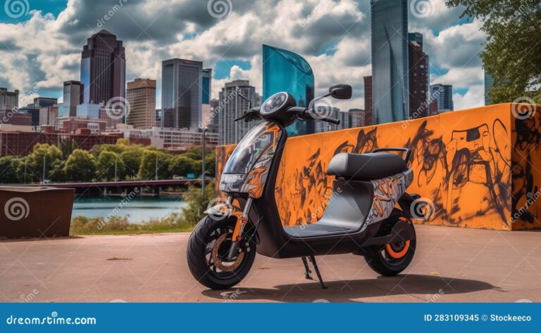 moto estacionada con paisaje urbano de fondo