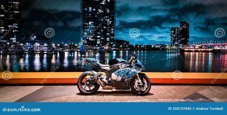 moto estacionada frente a un paisaje urbano