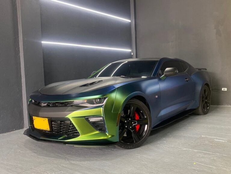 moto forrada con vinilo en colores vibrantes