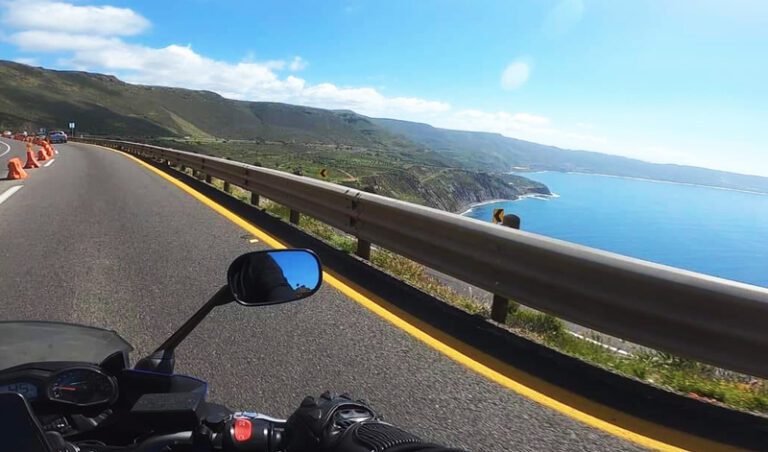 moto honda en carretera escenica