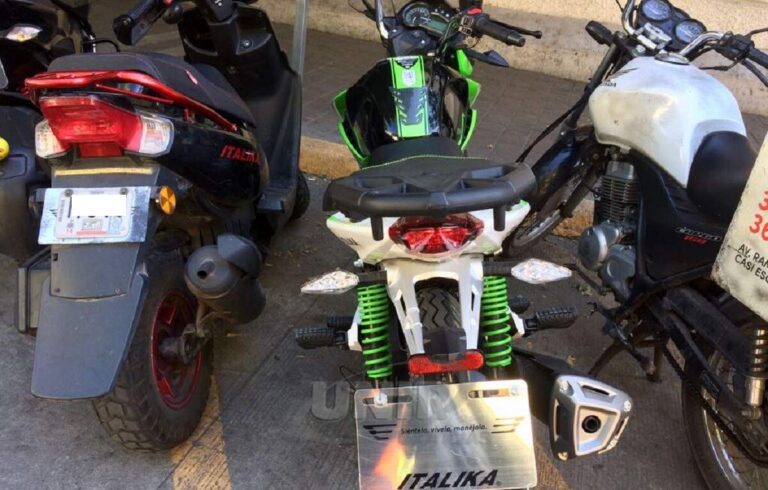 moto nueva en carretera sin placas