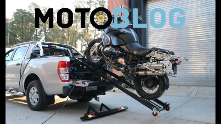 moto siendo cargada en un camion