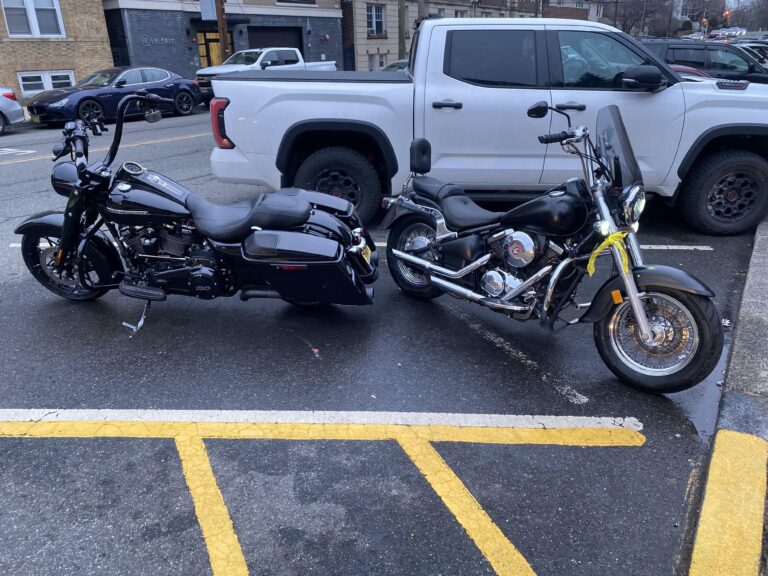moto y carro estacionados juntos en la calle