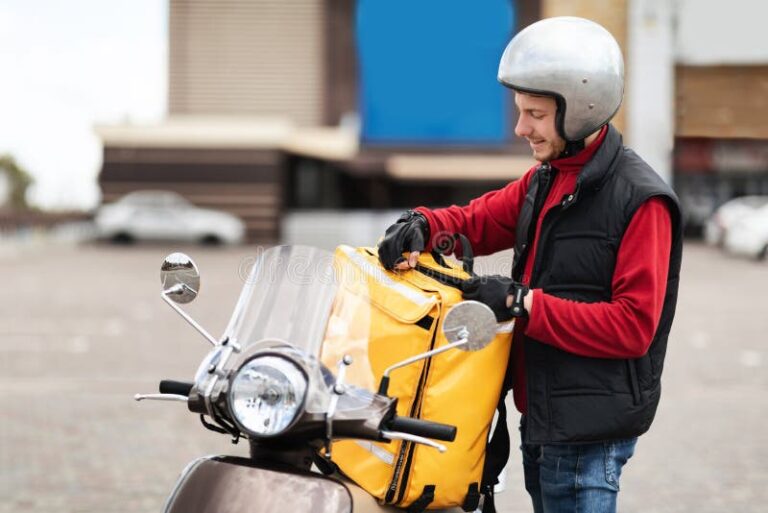 Qué trabajos puedo realizar con mi moto para generar ingresos 5 motocicleta entregando comida en la ciudad