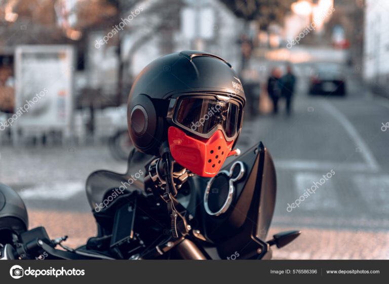 motocicleta estacionada con casco y licencia