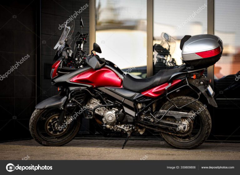 motocicleta estacionada frente a oficinas