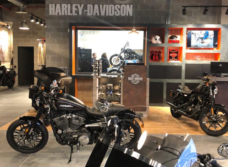 motocicleta harley davidson en un concesionario