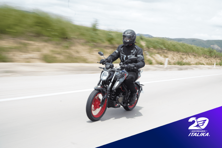 motocicleta nueva en una carretera mexicana