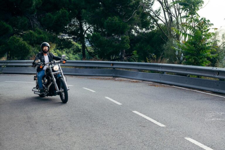 Qué requisitos necesitas para obtener tu licencia de moto por primera vez 1 motocicleta y casco en una carretera