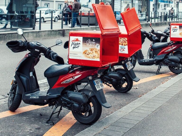 motoneta con caja de delivery en ciudad