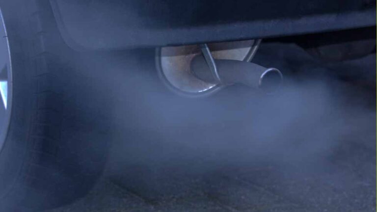 motor con humo azul en un fondo claro