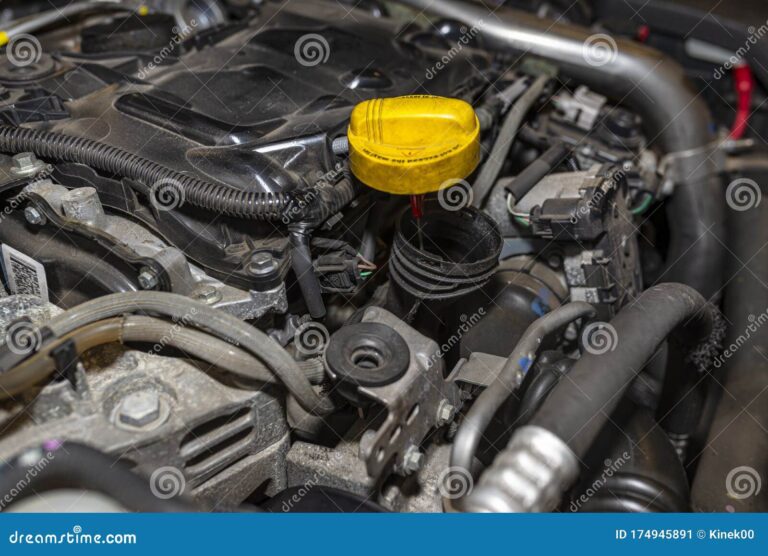 Por qué mi motor consume aceite pero no humea 28 motor de automovil con aceite visible