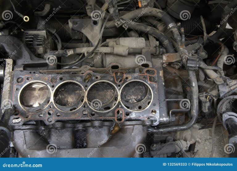 motor de coche con aceite derramado 1