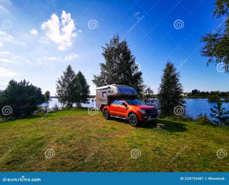 motor de coche en un paisaje sereno