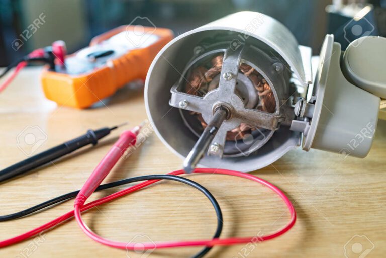 motor en primer plano con herramientas