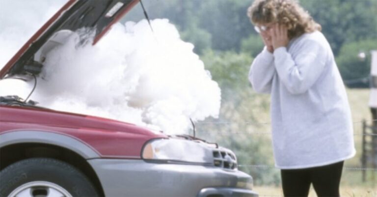 motor sobrecalentado con humo saliendo