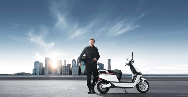 motos aima en diferentes paisajes urbanos