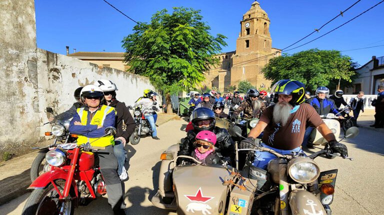 motos economicas en una calle concurrida
