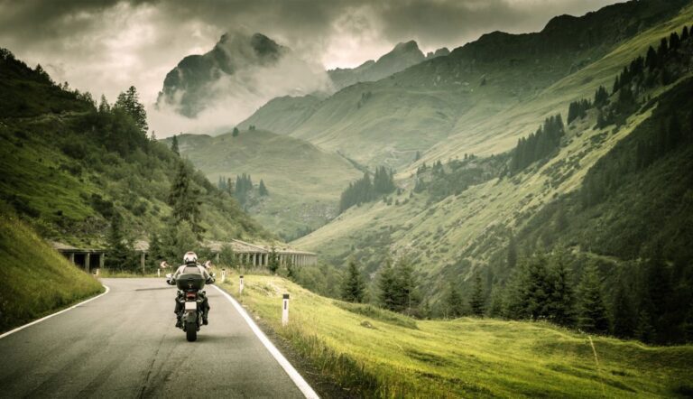 Qué rendimiento en kilómetros por litro tienen las motos más eficientes 15 motos en carretera con paisajes naturales