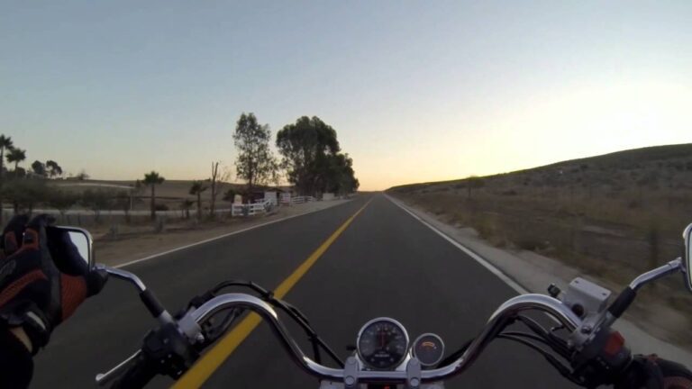 Qué tipo de licencia necesito para conducir una moto en México 19 motos en carretera mexicana al atardecer