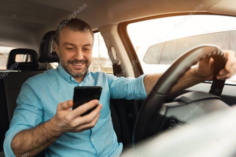 movil revisando informacion de vehiculo