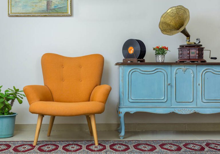 Qué objetos antiguos son ideales para pintar y restaurar 25 muebles antiguos restaurados con colores vibrantes