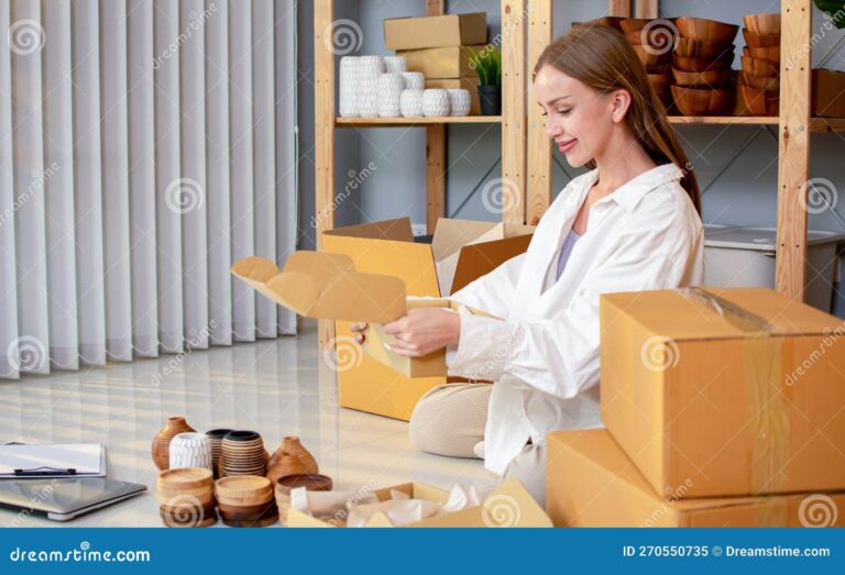 mujer empacando productos en casa