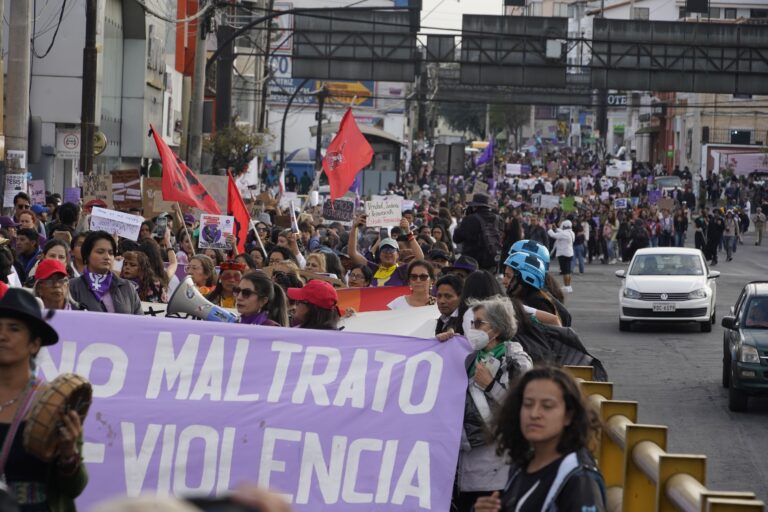 En qué consiste el movimiento feminista y cuáles son sus objetivos principales 16 mujeres unidas en una manifestacion pacifica