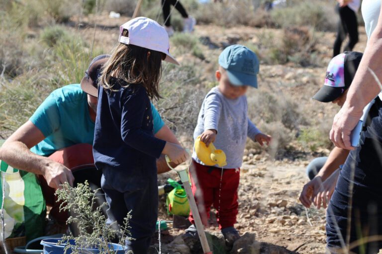 naturaleza limpia con personas plantando arboles