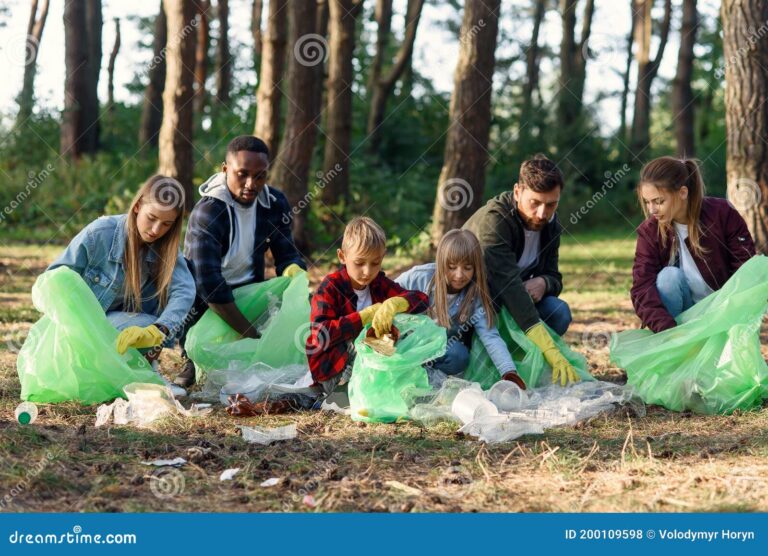 naturaleza limpia y personas felices al aire libre