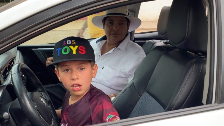 nino conduciendo un automovil de uber