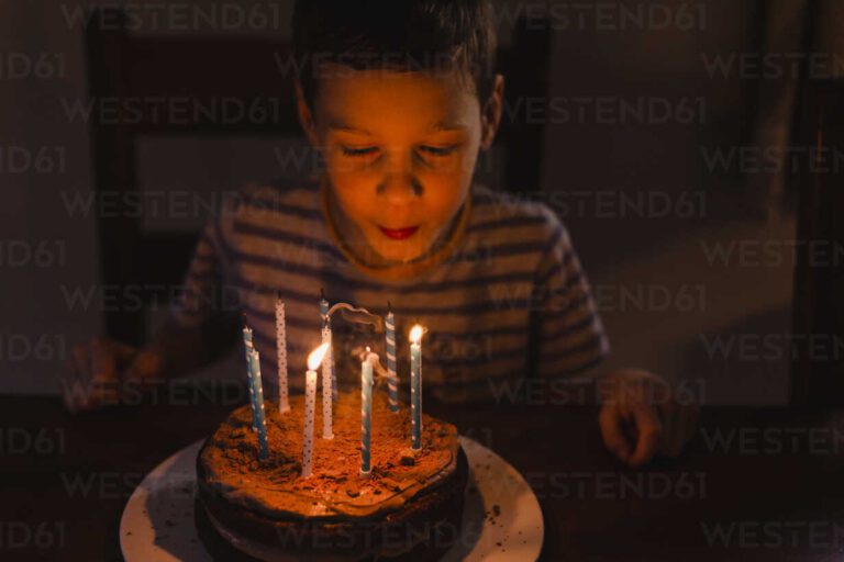 Cómo puedo hacer un deseo en Make a Wish México 2 nino soplando velas de cumpleanos