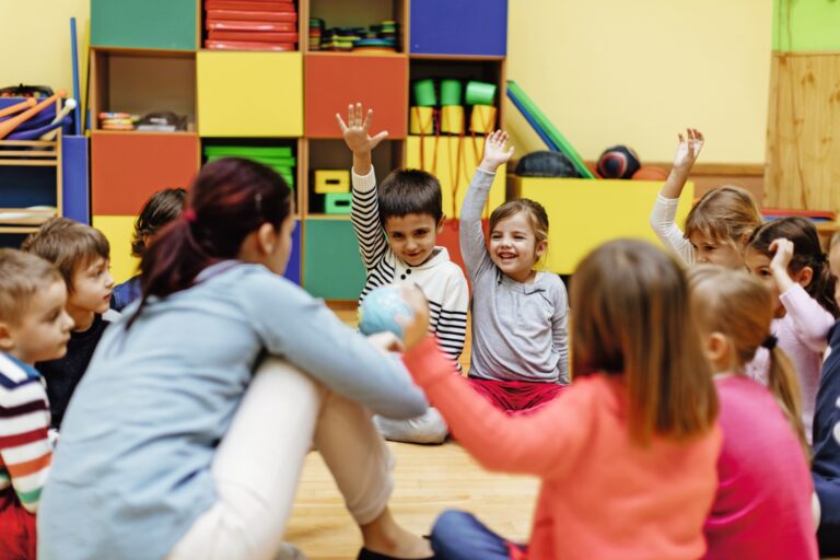 Qué es la ética y cómo se le puede explicar a los niños 11 ninos aprendiendo sobre etica en grupo