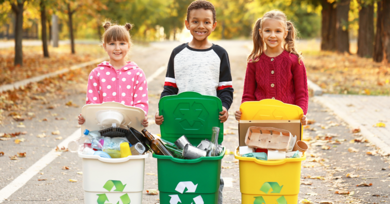 Qué es la regla de las tres erres y cómo enseñarla a los niños 18 ninos aprendiendo sobre reciclaje y sostenibilidad