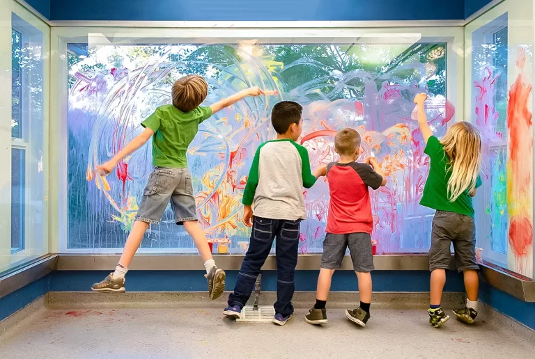 Cómo puedo enseñar a los niños sobre reciclaje con ideas creativas 25 ninos creando arte con materiales reciclados