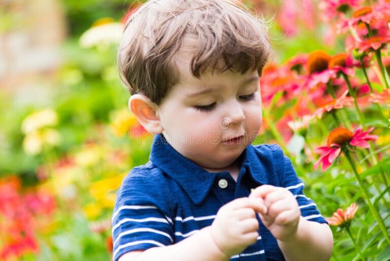 ninos explorando un jardin vibrante