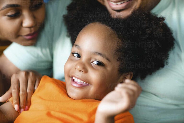 Por qué los niños son considerados el reflejo de sus padres 7 ninos jugando con sus padres sonrientes