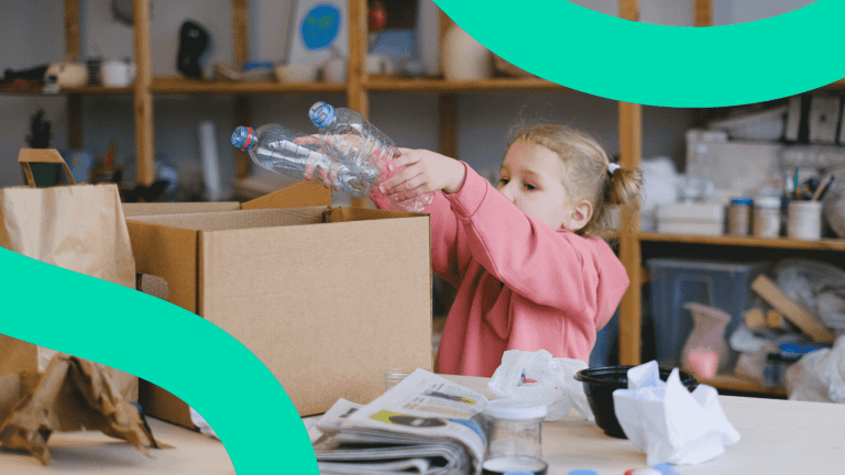 ninos reciclando carton en casa