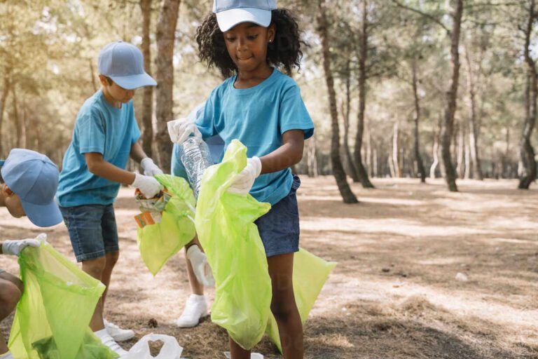 ninos recogiendo basura en un parque
